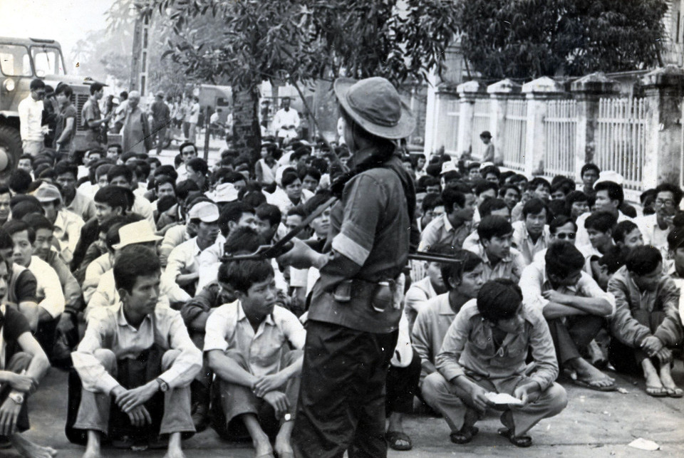 Binh lính quân ngụy Sài Gòn ra trình diện chính quyền cách mạng thành phố Đà Nẵng. (Ảnh: Tư liệu TTXVN)