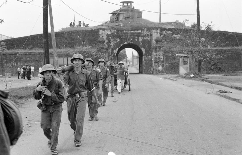 Ngày 21/3/1975, từ các hướng Bắc, Tây, Nam, quân ta đồngloạt tiến công, hình thành nhiều mũi bao vây địch, mở màn cuộc tiến công Huế. |Đến 10 giờ 30 phút ngày 25/3/1975, quân giải phóng cắm cờ chiến thắng trên đỉnh Phú Văn Lâu, thành phố Huế được giải phóng. Trong ảnh: Quân giải phóng tiến vào thành phố Huế. (Ảnh: Hoàng Thiểm/TTXVN)