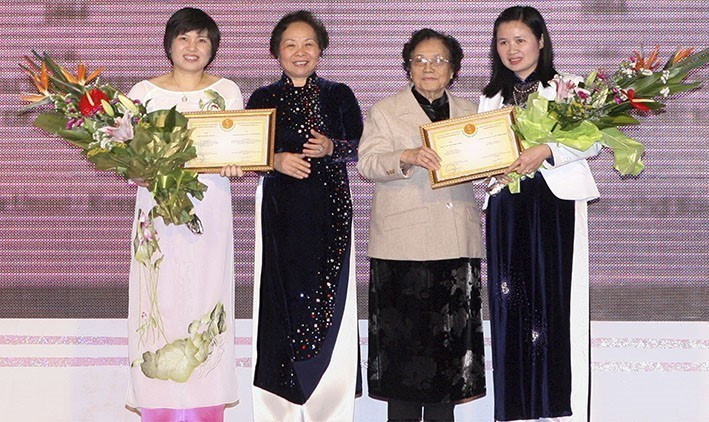 Ngày càng có nhiều phụ nữ trở thành chính trị gia, nhà khoa học nổi tiếng, nhà quản lý năng động; những lĩnh vực mà trước đây chỉ dành cho nam giới. Trong ảnh: Phó Chủ tịch nước Nguyễn Thị Doan và nguyên Phó Chủ tịch nước Nguyễn Thị Bình trao Giải thưởng Kovalevskaia năm 2011 cho hai nhà khoa học nữ: phó giáo sư, tiến sỹ Vũ Thị Thu Hà, Phó Viện trưởng Viện Hóa học Công nghiệp Việt Nam, Giám đốc Phòng Thí nghiệm trọng điểm Công nghệ lọc, hóa dầu (Bộ Công Thương) và phó giáo sư, tiến sỹ Lê Thị Thanh Nhàn, Phó Hiệu trưởng Trường Đại học Khoa học-Đại học Thái Nguyên. (Ảnh: Phương Hoa/TTXVN)