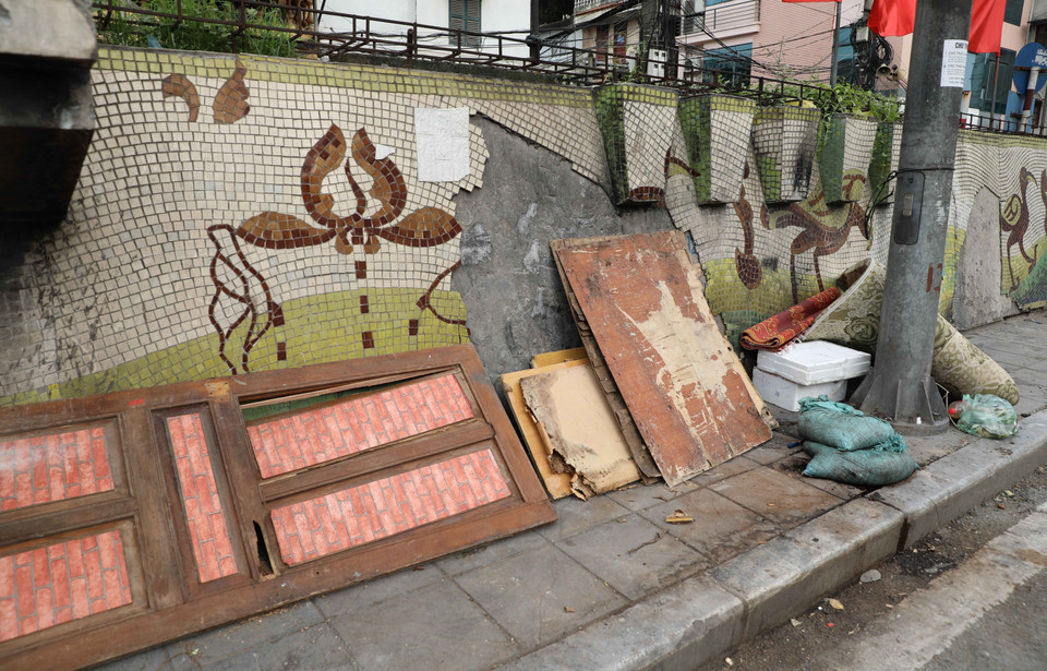 Có điểm vừa bị bong tróc, vừa là điểm bỏ phế thải của người dân. (Ảnh: Thanh Tùng/TTXVN)