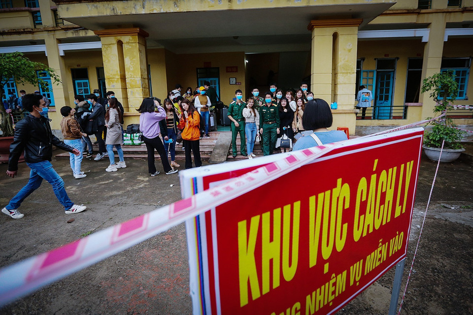 Quang cảnh buổi chia tay của các công dân sau khi hoàn thành thời gian cách ly, theo dõi COVID-19 tại trường Quân sự tỉnh Hòa Bình. (Ảnh: Trọng Đạt/TTXVN)