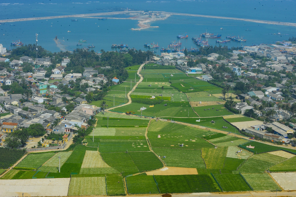 uyện đảo Lý Sơn (Quảng Ngãi) tuyệt đẹp với những thửa ruộng trồng hành, tỏi nhiều hình dạng và mầu sắc. (Ảnh: Minh Đức/TTXVN)