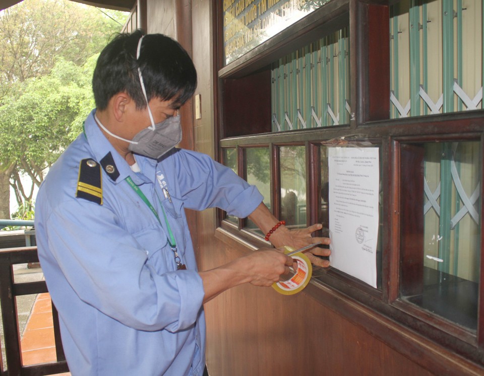 Dán thông báo tạm thời dừng đón khách tại Khu du lịch sinh thái Tràng An, tỉnh Ninh Bình. (Ảnh: Thùy Dung/TTXVN)