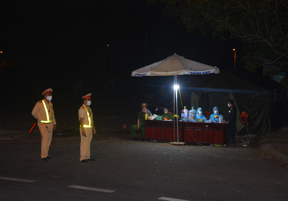 Trong ảnh: Lực lượng phòng chống dịch COVID-19 miệt mài xuyên đêm kiểm soát dịch ở cửa ngõ Ô Hòa Phước (huyện Hòa Vang). (Ảnh: Văn Dũng/TTXVN)