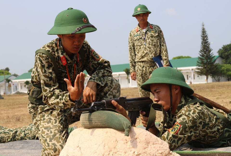 Chiến sỹ đặc công huấn luyện kỹ thuật sử dụng và bắn súng trên thao trường. (Ảnh: Dương Giang/TTXVN)