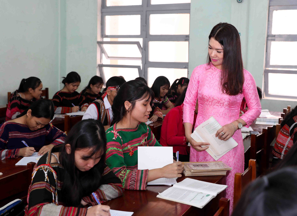 Hình ảnh người nữ giáo viên trong tà áo dài góp phần lan tỏa vẻ đẹp của áo dài, đẩy mạnh tuyên truyền, tôn vinh, quảng bá chiếc áo dài và khẳng định áo dài của là một trong những biểu tượng đẹp đẽ của đất nước, con người Việt Nam. (Ảnh: Thanh Tùng/TTXVN)