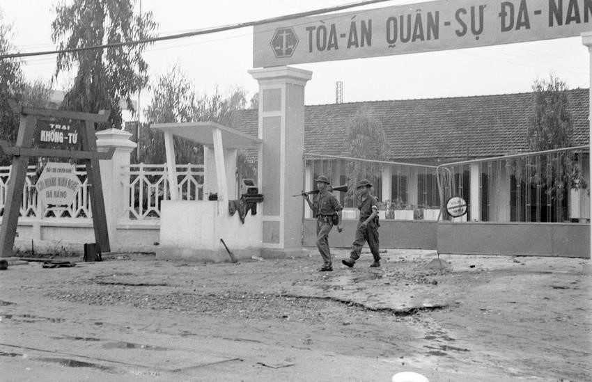 Chỉ trong một thời gian ngắn, ta đã tiêu diệt được nhiều sư đoàn chủ lực của địch, giành thắng lợi toàn chiến dịch. Trong ảnh: Quân giải phóng làm chủ các cơ quan ngụy quyền trong thành phố Đà Nẵng. (Ảnh: Hoàng Giang/TTXVN)