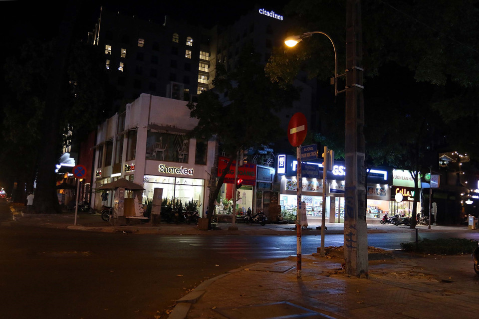 Nhiều cửa hàng trên đường Nguyễn Đình Chiểu, Quận 1 vắng bóng người do phòng, chống dịch COVID-19. (Ảnh: Thanh Vũ/ TTXVN)