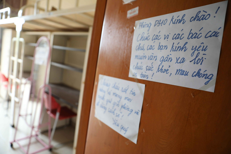 Lời nhắn nhủ của các bạn sinh viên khi nhường chỗ cho những người về cách ly. (Ảnh: Thanh Tùng/TTXVN)