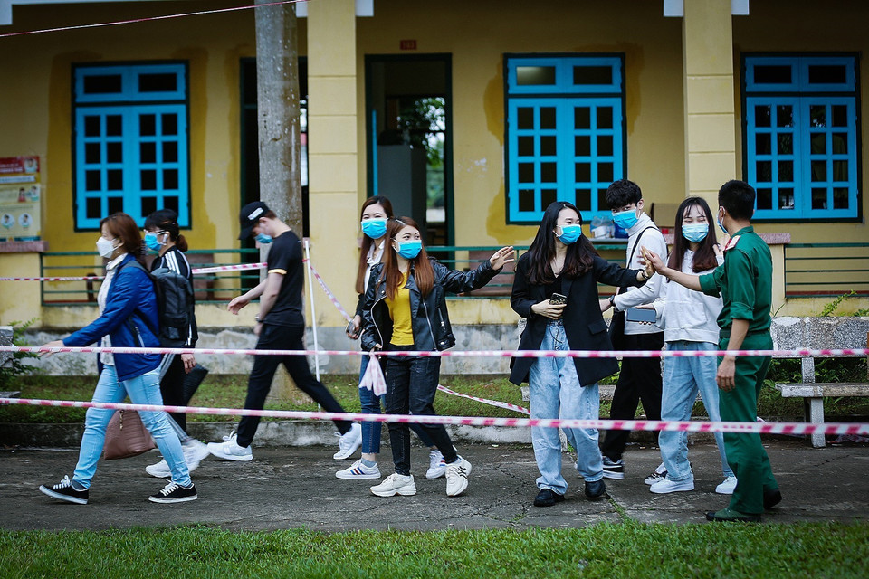 Những bạn trẻ là các du học sinh về từ Hàn Quốc sau 14 ngày được cách ly trở về với gia đình khỏe mạnh, họ đã mang theo rất nhiều những hình ảnh, những tình cảm đẹp chân tình của các chiến sỹ bộ đội phục vụ nơi đây. Họ được ăn, uống, kiểm tra sức khỏe đều đặn đúng giờ với sự tận tâm mà ít nơi nào có được. Trong những trang lưu bút để lại họ tự hào vì được là người Việt Nam và trân quý nhiều hơn những chiến sỹ quân đội nhân dân Việt Nam. (Ảnh: Trọng Đạt/TTXVN)