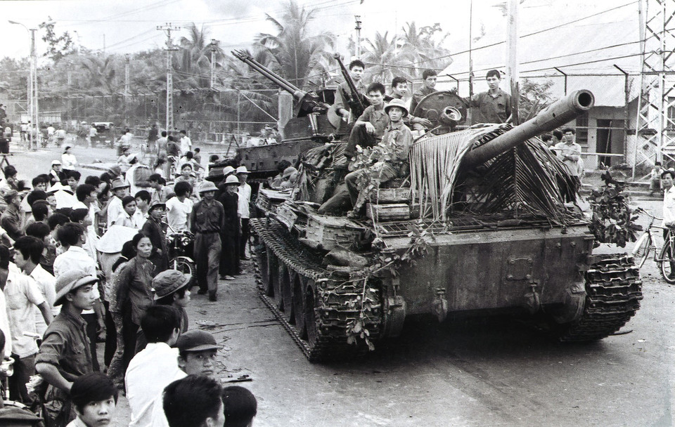 Xe tăng quân giải phóng tiến vào giải phóng Nha Trang (Khánh Hòa), ngày 2/4/1975. (Ảnh: Tư liệu TTXVN)