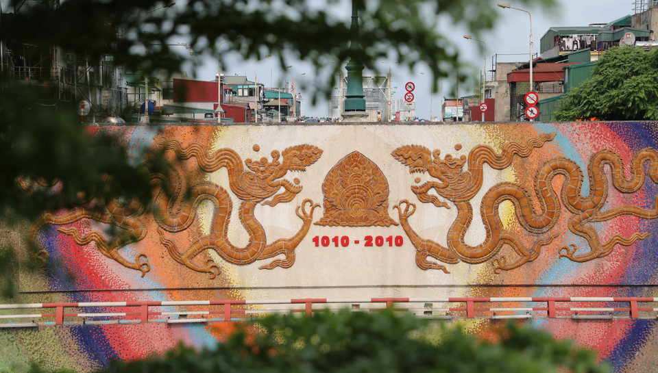 Mỗi người dân cần nâng cao ý thức trong việc bảo vệ, gìn giữ và phát huy giá trị để Con đường gốm sứ luôn là một điểm nhấn của Thủ đô khi dịp kỷ niệm 1010 năm Thăng Long đang tới gần. (Ảnh: Thanh Tùng/TTXVN)