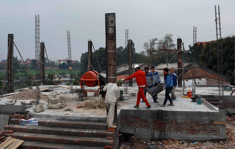 Nhà anh Nguyễn Văn Hùng thôn Ái Văn công việc xây dựng vẫn diễn ra bình thường. (Ảnh: Hoàng Hùng/TTXVN)