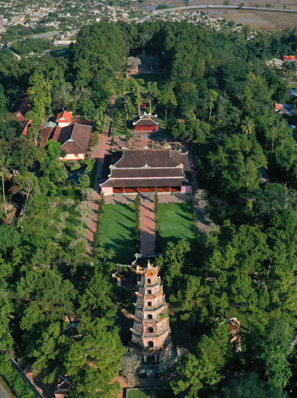 Toàn cảnh chùa Thiên Mụ. (Ảnh: Hồ Cầu/TTXVN)