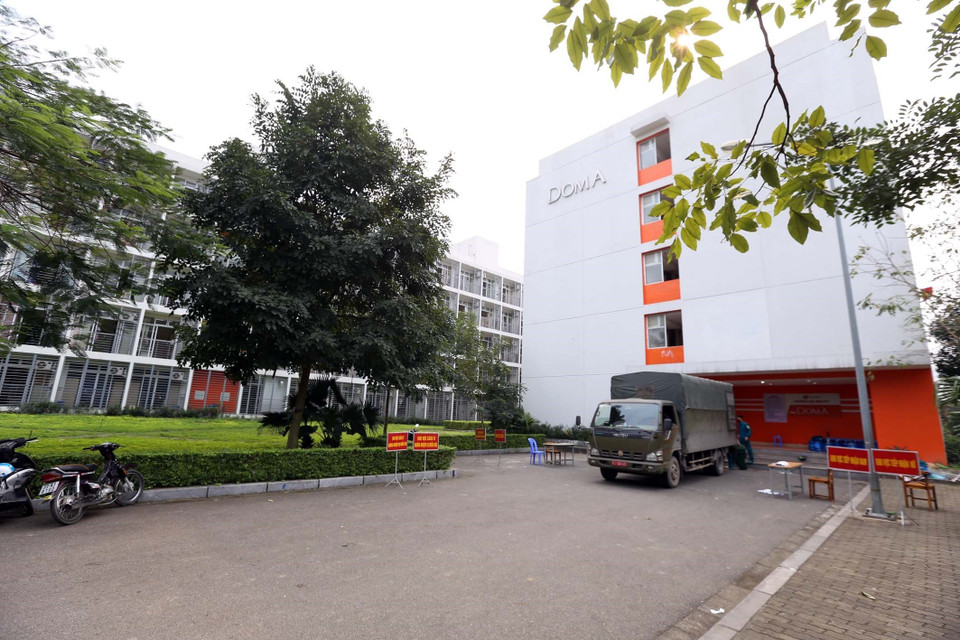 Xe của lực lượng quân đội vận chuyển nhu yếu phẩm tới khu cách ly. (Ảnh: Anh Tuấn/TTXVN)