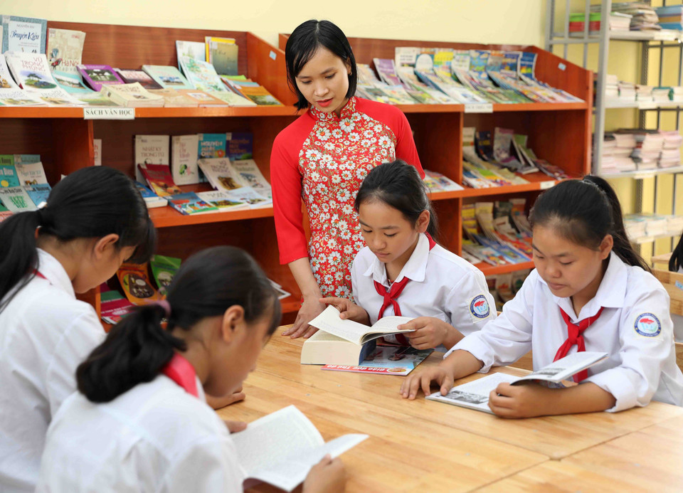 Trong ngành giáo dục, dù ở công việc nào thì tà áo dài cũng mang lại vẻ đẹp tự tin, nền nã cho người phụ nữ. (Ảnh: Thanh Tùng/TTXVN)