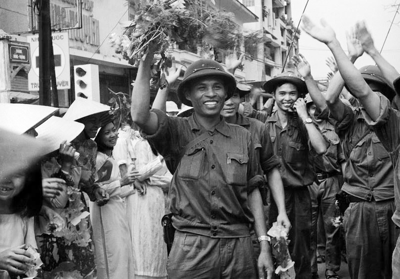 Ngày 29/3/1975, Đà Nẵng được giải phóng. Trong ảnh: Quân giải phóng tiến vào thành phố Đà Nẵng trong sự chào đón hân hoan của các tầng lớp nhân dân. (Ảnh: Quang Thành/TTXVN)