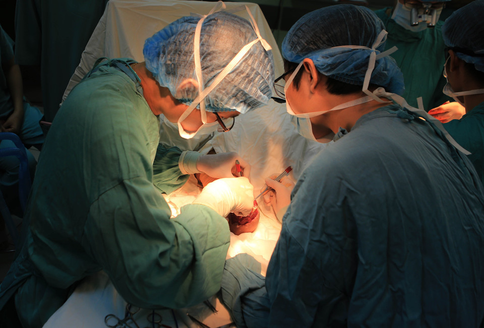 Bệnh viện Trung ương Huế là một trong những đơn vị dẫn đầu cả nước về số lượng dịch vụ kỹ thuật được áp dụng trong khám, chữa bệnh của tất cả các chuyên khoa. Đặc biệt trong những năm gần đây, Bệnh viện liên tiếp có nhiều đột phá trong các lĩnh vực điều trị kỹ thuật cao, chuyên sâu. Trong ảnh: Ca phẫu thuật vi phẫu bằng ứng dụng camera 3D phóng đại tại trung tâm chấn thương chỉnh hình Bệnh viện Trung ương Huế. (Ảnh: Hồ Cầu/TTXVN)