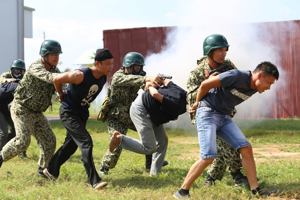 Trong Chiến dịch Tây Nguyên (3/1975) và Chiến dịch Hồ Chí Minh lịch sử (4/1975), lữ đoàn đã đánh hơn 200 trận, diệt và loại khỏi vòng chiến đấu hơn 2.000 tên địch, bắt sống hơn 1.600 tên, phá hủy hàng trăm nghìn tấn bom đạn, hơn 15 triệu lít xăng, dầu, 30 máy bay, 100 xe quân sự và nhiều phương tiện chiến tranh của địch, thu hơn 2.100 khẩu súng các loại. Trong ảnh Lữ đoàn Đặc công 198 diễn tập giải cứu con tin và phòng chống khủng bố. (Ảnh: Dương Giang/TTXVN)