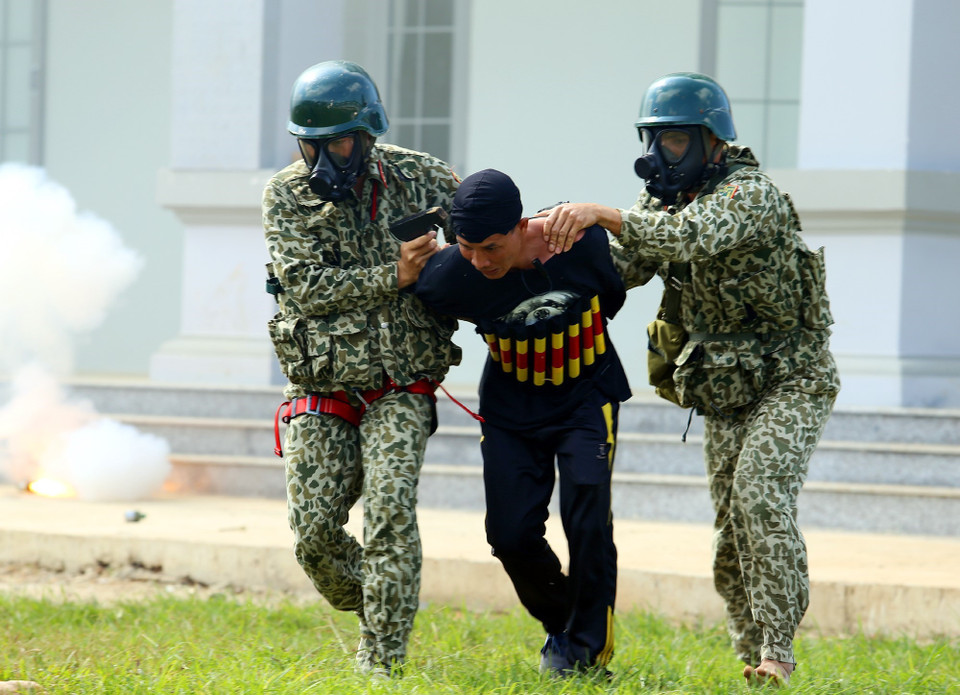 Lữ đoàn Đặc công 198 diễn tập giải cứu con tin và phòng chống khủng bố. (Ảnh: Dương Giang/TTXVN)
