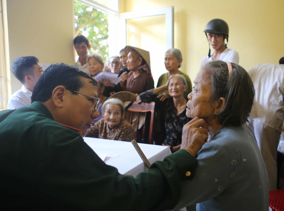 Bác sĩ khám, chẩn đoán bệnh cho người dân xã An Hải, huyện Lý Sơn (Quảng Ngãi). (Ảnh: Phạm Hậu/TTXVN)