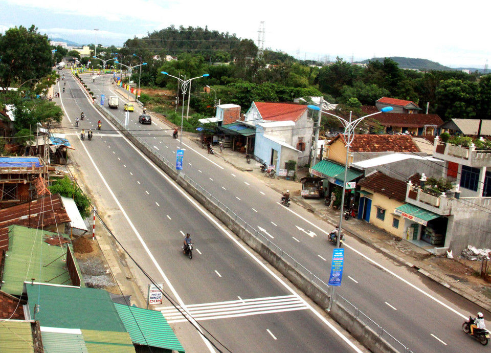 Quốc lộ 1A đoạn qua tỉnh Quảng Ngãi sau khi được cải tạo, nâng cấp. (Ảnh: Nguyễn Đăng Lâm/TTXVN)