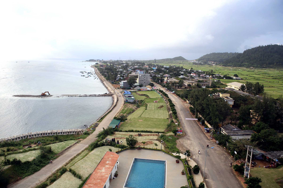 Đường trục giao thông chính trên huyện đảo Lý Sơn (Quảng Ngãi). (Ảnh: Vũ Sinh/TTXVN)