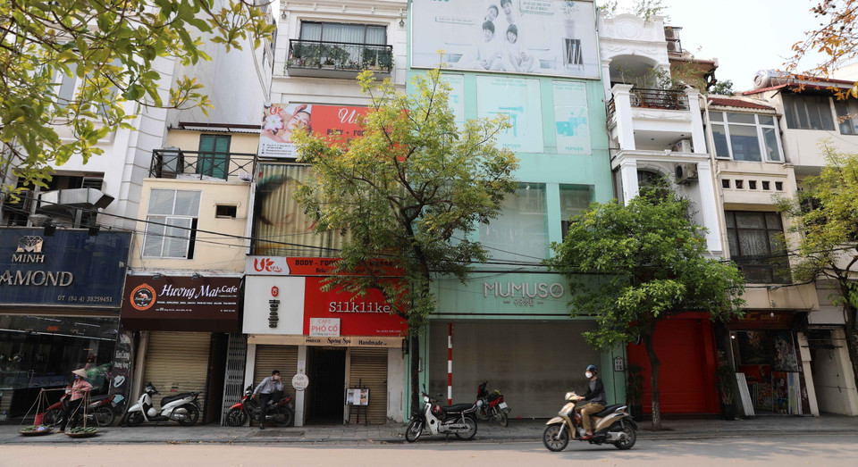 Từ sáng 24/3/2020, nhiều hộ kinh doanh trong khu vực phố cổ thuộc địa bàn quận Hoàn Kiếm đã đóng cửa, ngừng kinh doanh để hạn chế tập trung đông người. (Ảnh: Thanh Tùng/TTXVN)