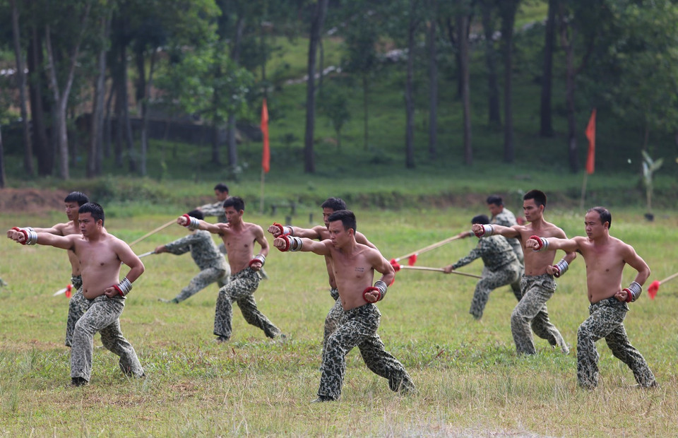 Sau giải phóng Trung đoàn 198 tiếp tục tham gia chiến đấu bảo vệ biên giới Tây Nam và làm nhiệm vụ quốc tế. Trong ảnh chiến sỹ đặc công huấn luyện võ thuật có vũ khí trang bị. (Ảnh: Dương Giang/TTXVN)
