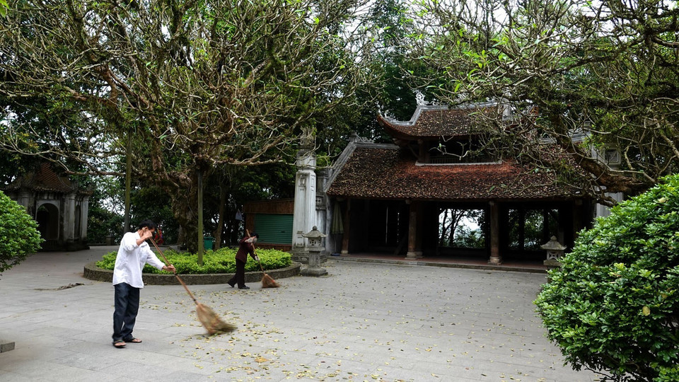 Chỉ có nhân viên Khu di tích lịch sử Đền Hùng quét dọn, vệ sinh môi trường. (Ảnh: Trung Kiên/TTXVN)