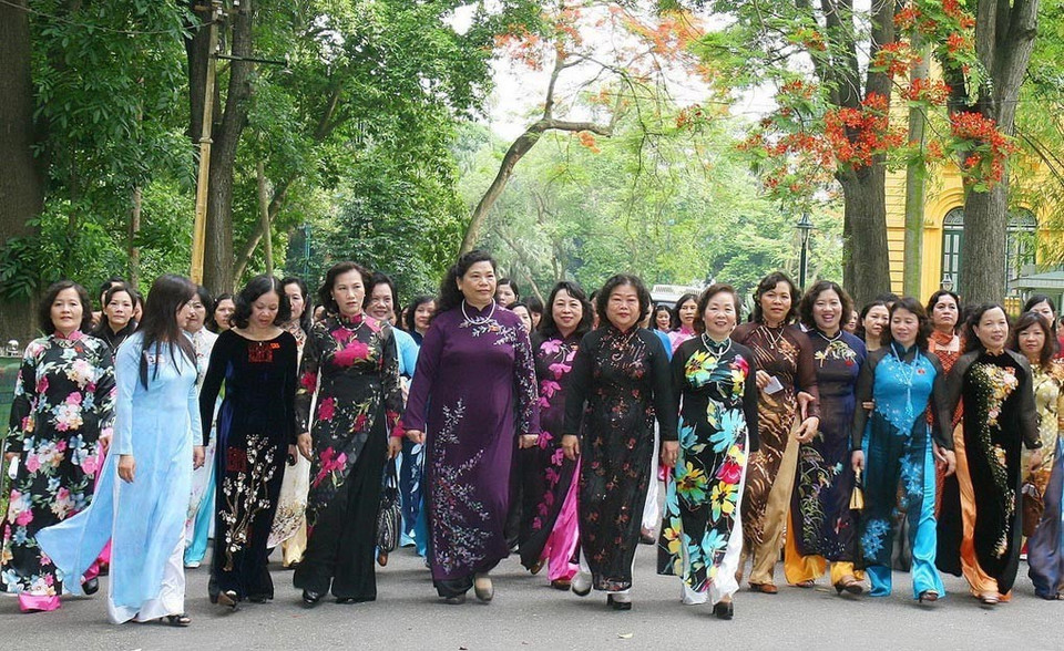 Việt Nam là một trong những nước có tỷ lệ nữ đại biểu Quốc hội cao trong khu vực và thế giới. Trong ảnh: Các nữ đại biểu Quốc hội tham quan Phủ Chủ tịch. (Ảnh: Thống Nhất/TTXVN)