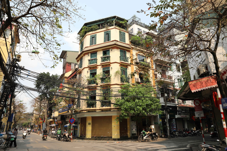 Từ sáng 24/3/2020, nhiều hộ kinh doanh trong khu vực phố cổ thuộc địa bàn quận Hoàn Kiếm đã đóng cửa, ngừng kinh doanh để hạn chế tập trung đông người. (Ảnh: Thanh Tùng/TTXVN)