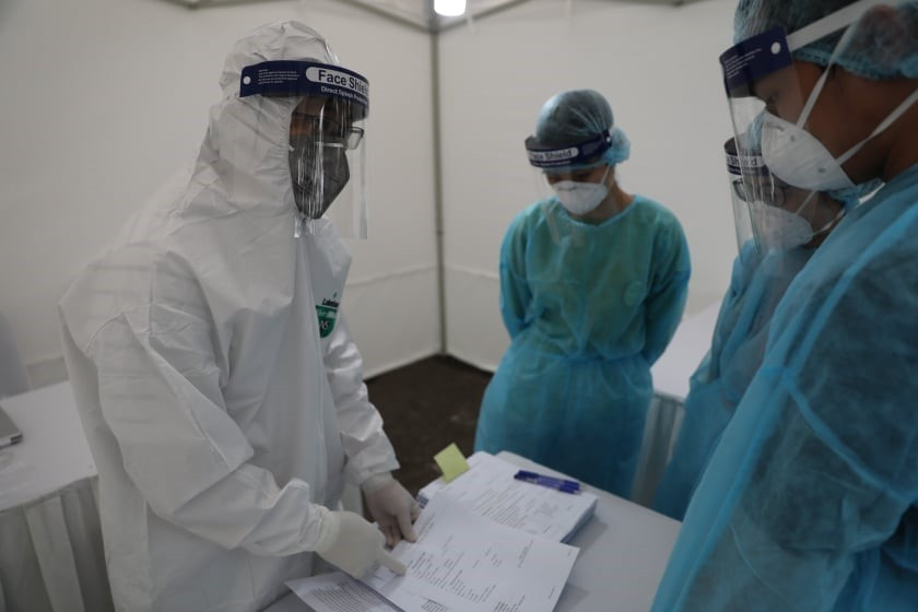 Tổ công tác chuẩn bị các thiết bị cơ sở vật chất phục vụ test nhanh có kết quả trong 10 phút tại điểm trường THCS Đống Đa (Hà Nội) sáng 31/3/2020. (Ảnh: Thanh Tùng/TTXVN)