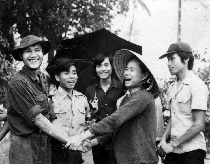 Giải phóng Đà Nẵng, quân và dân ta đã hoàn thành xuất sắc nhiệm vụ mà Bộ Chính trị đề ra cho đòn tiến công chiến lược thứ hai; làm cho Mỹ - ngụy kinh hoàng, hoảng loạn. Trong ảnh: Nhân dân Đà Nẵng mừng đón quân giải phóng. (Ảnh: Lâm Hồng Long/TTXVN)