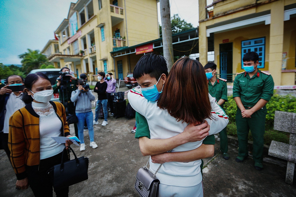 Giây phút chia tay xúc động của công dân và chiến sỹ. Những tình cảm xuất phát từ sự ân cần phục vụ nhân dân của các chiến sỹ áo xanh quân đội nhân dân Việt Nam đã tạo cho công dân nhiều niềm tin, vững tâm hoàn thành thời gian cách ly theo dõi COVID-19. (Ảnh: Trọng Đạt/TTXVN)