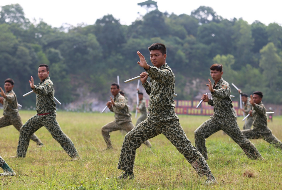 Trong tình hình mới, cán bộ, chiến sỹ Lữ đoàn Đặc công 198 luôn phát huy phẩm chất 'Bộ đội Cụ Hồ,' truyền thống Bộ đội Đặc công anh hùng, không ngừng xây dựng đơn vị vững mạnh, nâng cao chất lượng huấn luyện, làm chủ tình huống, sẵn sàng chiến đấu bảo vệ Tây Nguyên. Trong ảnh là chiến sỹ đặc công huấn luyện võ thuật có vũ khí trang bị. (Ảnh: Dương Giang/TTXVN)