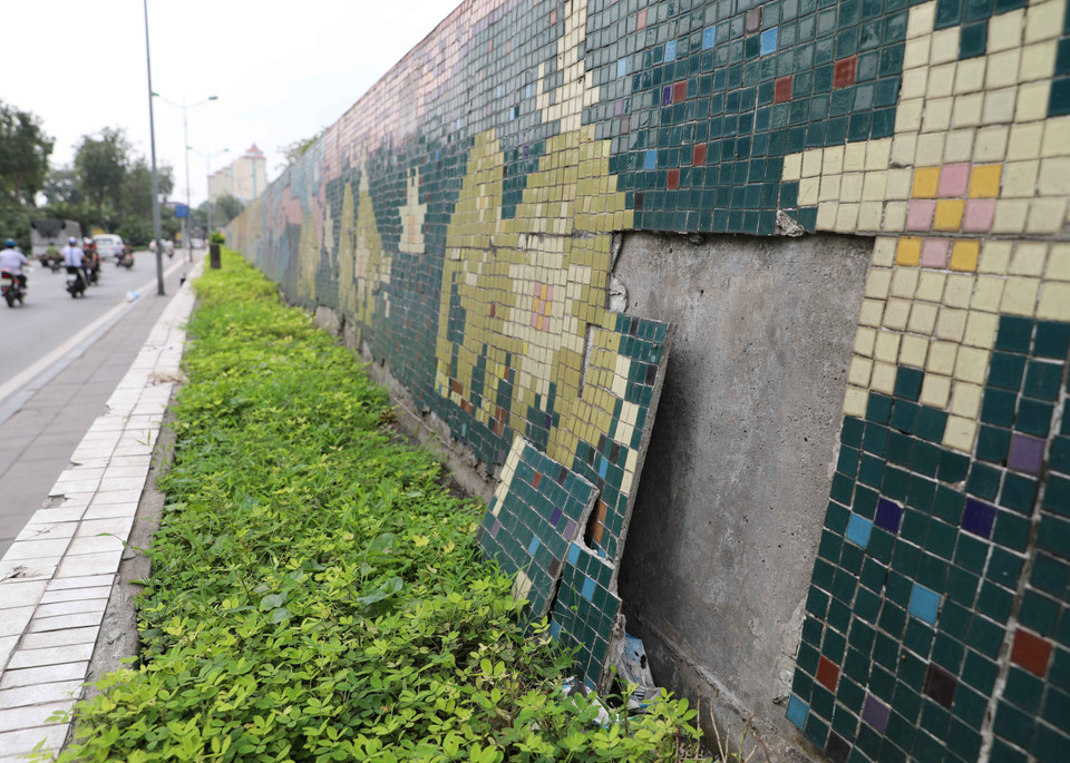 Nhiều mảng gốm bị bong tróc theo thời gian. (Ảnh: Thanh Tùng/TTXVN)