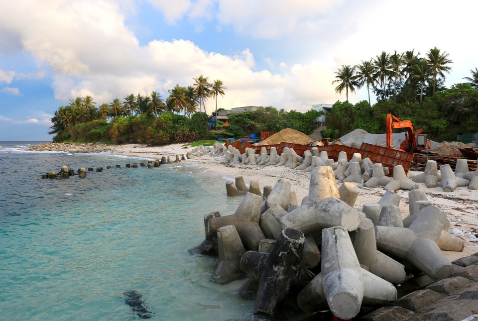 Nâng cấp, sửa chữa cầu cảng đảo Bé thuộc xã đảo An Bình, huyện đảo Lý Sơn (Quảng Ngãi) nhằm tạo điều kiện đi lại thuận lợi cho người dân và khách du lịch, thông thương hàng hóa và phát triển kinh tế - xã hội cho xã đảo. (Ảnh: Ngọc Hà/TTXVN)