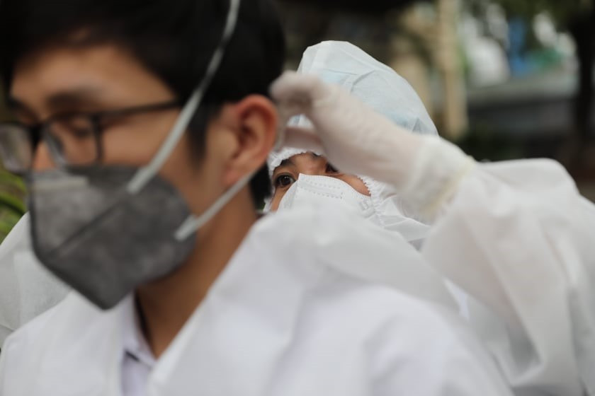 Tổ công tác chuẩn bị các thiết bị cơ sở vật chất phục vụ test nhanh có kết quả trong 10 phút tại điểm trường THCS Đống Đa (Hà Nội) sáng 31/3/2020. (Ảnh: Thanh Tùng/TTXVN)