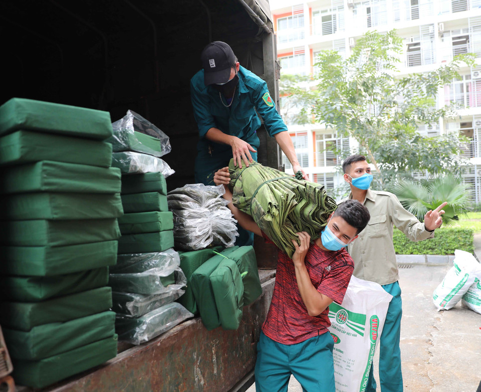 Xe của lực lượng quân đội vận chuyển nhu yếu phẩm tới khu cách ly. (Ảnh: Anh Tuấn/TTXVN)