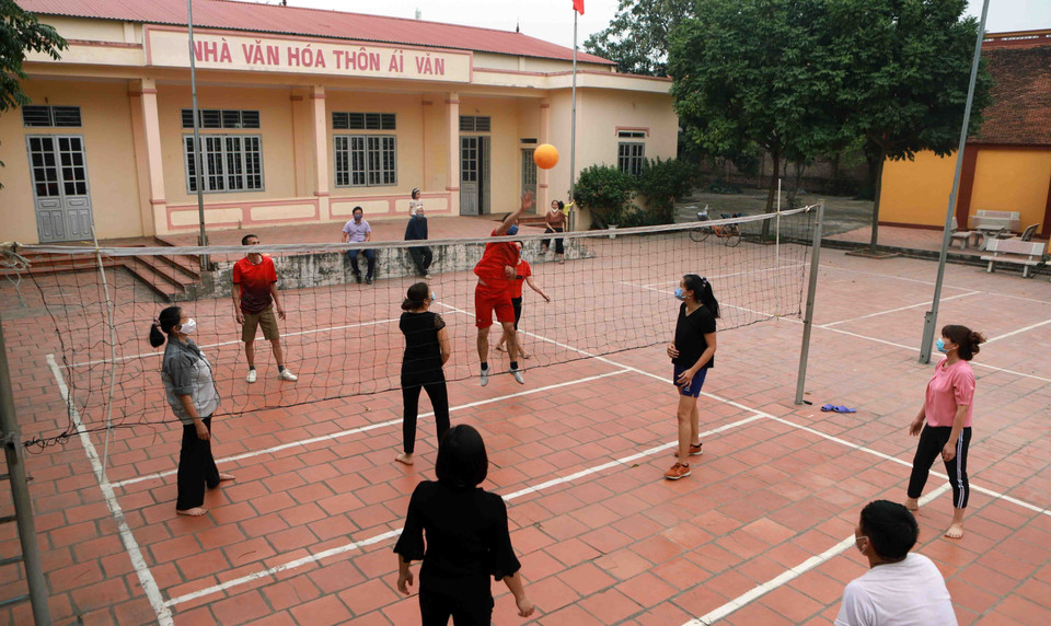 Nhân dân thôn Ái Văn chơi bóng chuyền hơi vào các buổi chiều hàng ngày tại nhà văn hóa. (Ảnh: Hoàng Hùng/TTXVN)