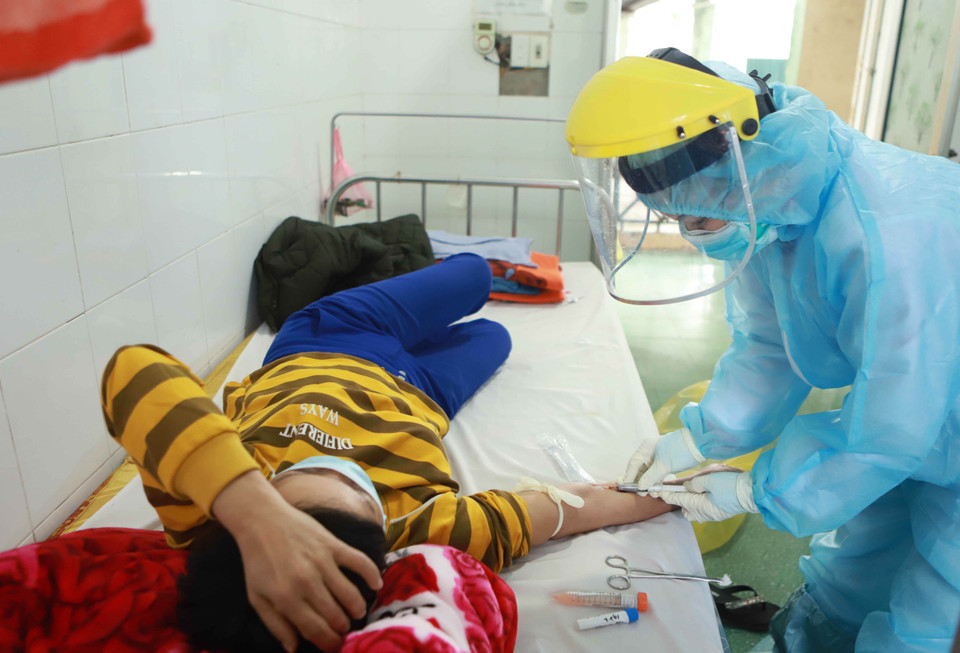 Nhiều nữ bác sỹ đã và đang nỗ lực chung sức chống đại dịch COVID-19 để Việt Nam sớm khống chế và đẩy lùi dịch bệnh nguy hiểm này. Trong ảnh: Kỹ thuật viên Nguyễn Thị Hằng, Trung tâm kiểm soát bệnh tật tỉnh Vĩnh Phúc kiểm tra mẫu xét nghiệm tại Phòng khám Đa khoa khu vực Quang Hà, huyện Bình Xuyên. (Ảnh: Hoàng Hùng/TTXVN)