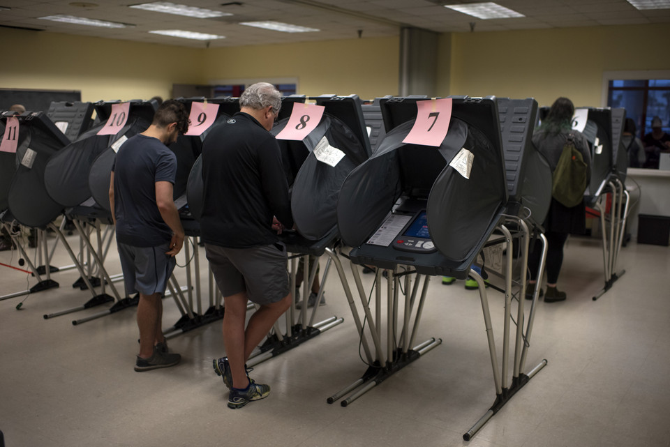 Gương mặt tiềm năng của đảng Dân chủ sẽ cạnh tranh với Tổng thống Mỹ Donald Trump, đối thủ Cộng hòa trong cuộc bầu cử Tổng thống Mỹ vào tháng 11 tới, đang dần lộ diện sau ngày bầu cử 'Siêu thứ Ba,' khi 14 bang và 1 vùng lãnh thổ của Mỹ đồng loạt tổ chức bỏ phiếu sơ bộ. Trong ảnh: Cử tri bỏ phiếu tại điểm bầu cử ở Houston, Texas, Mỹ, trong ngày bầu cử Siêu thứ Ba 3/3/2020. (Nguồn: THX/TTXVN)