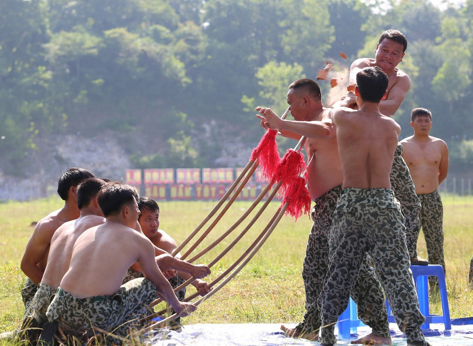 Chiến sỹ đặc công rèn luyện khí công. (Ảnh: Dương Giang/TTXVN)