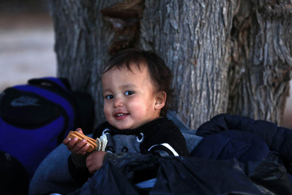 Hàng chục nghìn người di cư đã đổ về khu vực biên giới Thổ Nhĩ Kỳ-Hy Lạp nhằm tìm cách đến châu Âu, sau khi Thổ Nhĩ Kỳ hôm 28/2/2020 tuyên bố mở cửa biên giới cho người di cư tìm đường đến châu Âu thay vì giữ họ ở lại nước này theo thỏa thuận mà Ankara đã ký kết với Liên minh châu Âu (EU) hồi năm 2016. Trong ảnh: Trẻ em di cư theo cha mẹ từ Thổ Nhĩ Kỳ tới khu vực Skala Sikaminias trên đảo Lesvos, Hy Lạp, ngày 2/3/2020. (Nguồn: THX/TTXVN)
