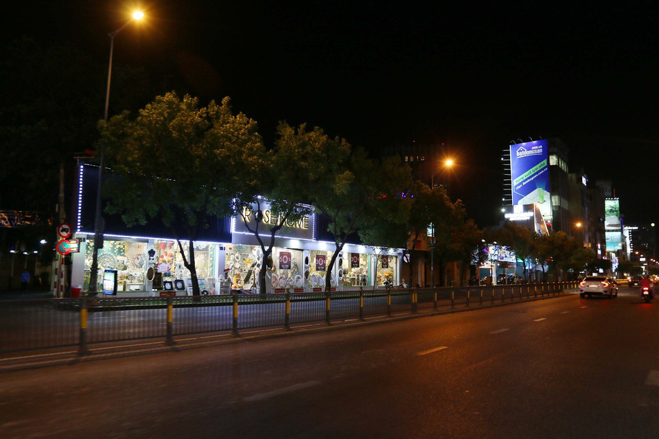 Nhiều cửa hàng trên đường Nam Kỳ Khởi Nghĩa, Quận 3 vắng bóng người do phòng, chống dịch COVID-19. (Ảnh: Thanh Vũ/ TTXVN)