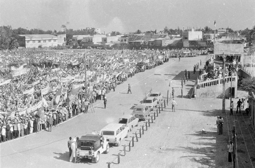 Lần lượt các ngày 26/3 và 29/3, Huế và Đà Nẵng được giải phóng. Đến ngày 3/4, toàn bộ các tỉnh đồng bằng ven biển miền Trung được giải phóng. Trong ảnh: Nhân dân Quy Nhơn (Bình Định) míttinh mừng ngày thành phố được giải phóng. (Ảnh: Tư liệu TTXVN)