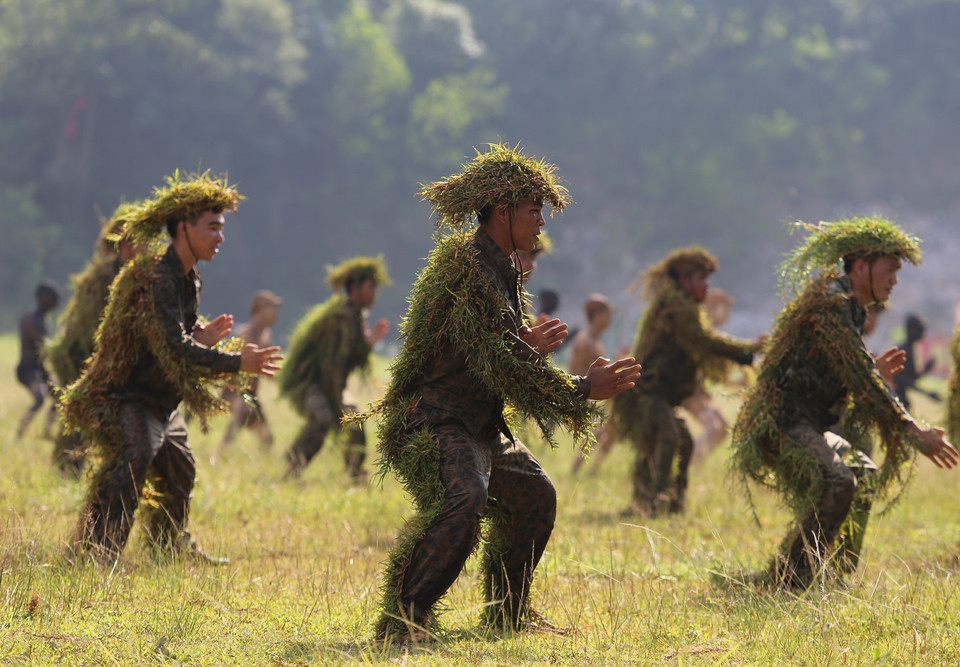 Chiến sỹ đặc công huấn luyện võ thuật và kỹ thuật ngụy trang. (Ảnh: Dương Giang/TTXVN)