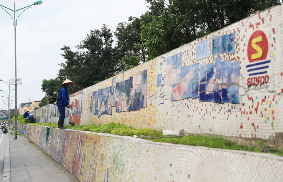 Công nhân Công ty Trách nhiệm hữu hạn Một thành viên Công viên cây xanh Hà Nội cắt tỉa cây trang trí trên Con đường gốm sứ. (Ảnh: Thanh Tùng/TTXVN)