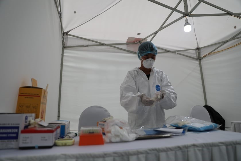 Tổ công tác chuẩn bị các thiết bị cơ sở vật chất phục vụ test nhanh có kết quả trong 10 phút tại điểm trường THCS Đống Đa (Hà Nội) sáng 31/3/2020. (Ảnh: Thanh Tùng/TTXVN)